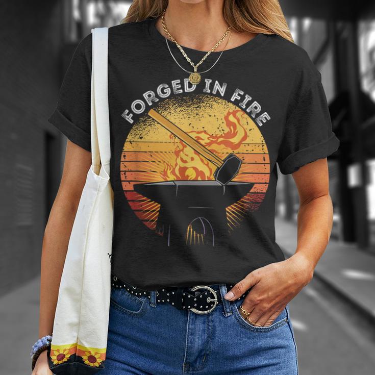 Forjado En Fuego Retro Puesta Deol Herrero Herrero Trabajador Camiseta unisex Regalos para ella