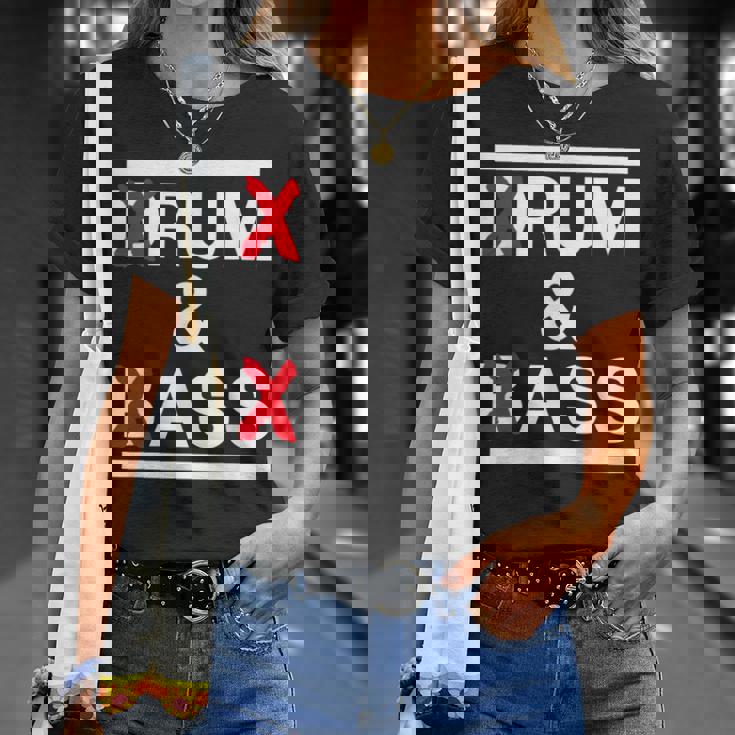 Rum And Ass Lovers Drum & Bass パロディ 皮肉なスローガン Tシャツ 彼女への贈り物