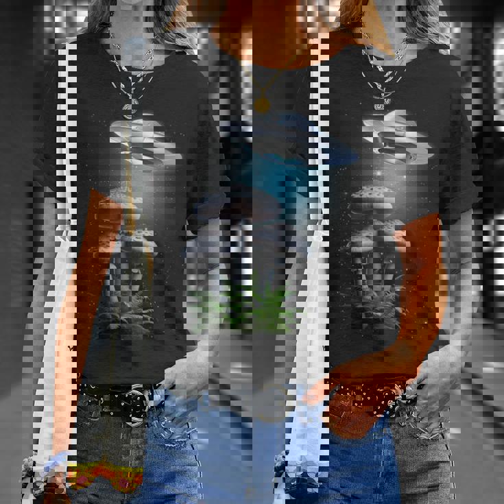 Ufo Hovering Over Weird Mushroomsci-Fi Magichrooms Tシャツ 彼女への贈り物