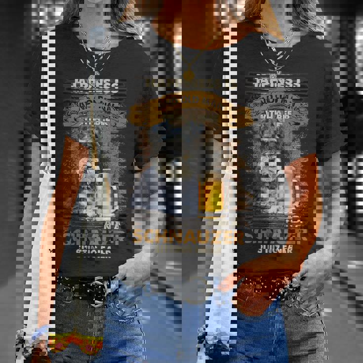 Happiness Is An Old Man With A Beerchnauzeritting Near Near Tシャツ 彼女への贈り物