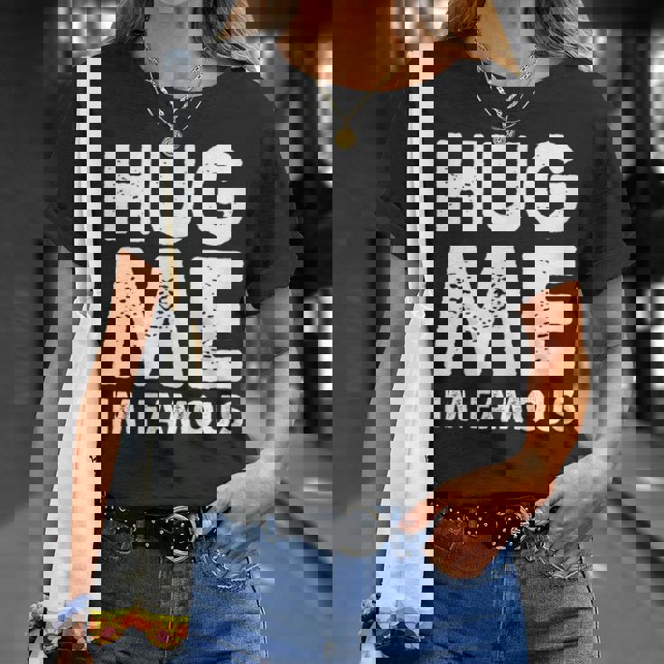 Hug Me I'm Famous ファニーハガー Tシャツ 彼女への贈り物