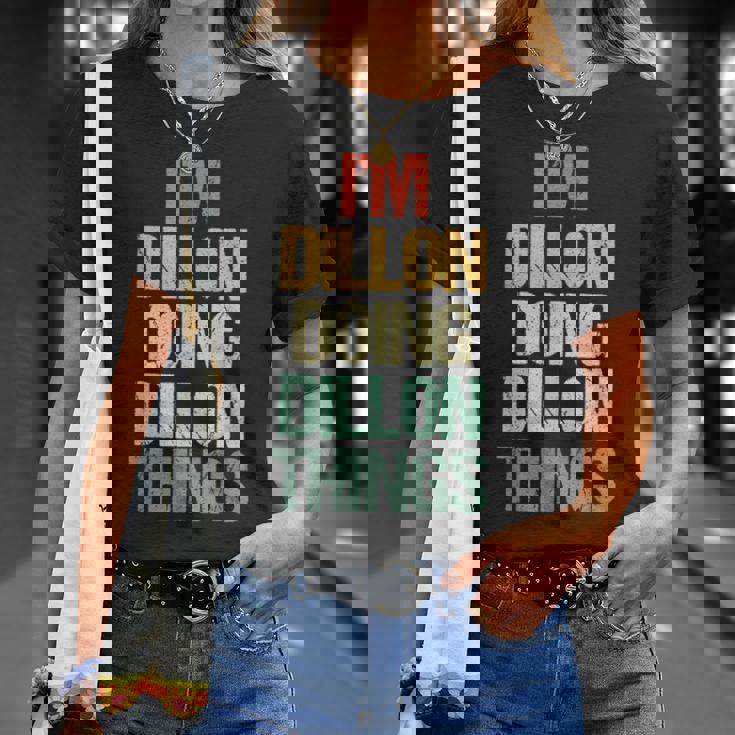I'm Dillon Doing Dillon Things – 楽しい言葉でクールな名前ディロン Tシャツ 彼女への贈り物