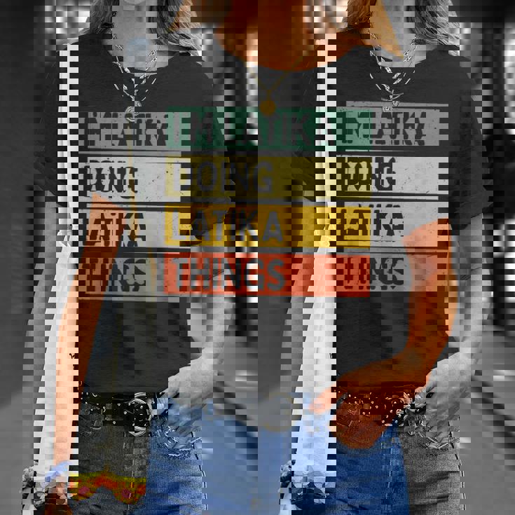 I'm Latika Doing Latika Things 面白い名言 Tシャツ 彼女への贈り物