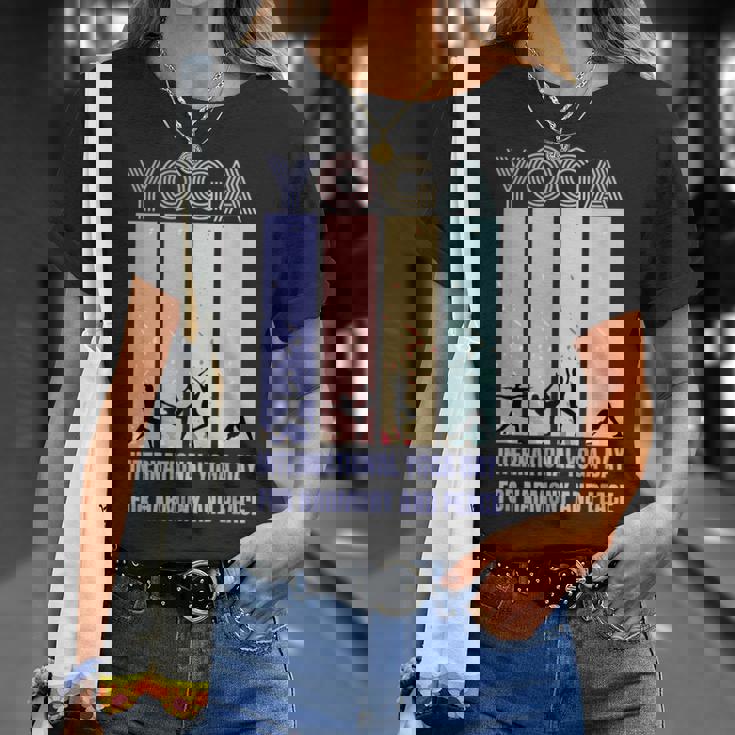 International Yoga Day For Harmony And Peace Tシャツ 彼女への贈り物