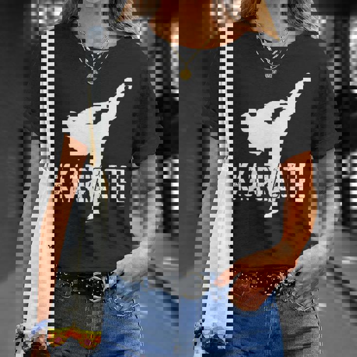 Karate Kick 空手キック松濤館、剛柔和道上地糸東極真流 Tシャツ 彼女への贈り物