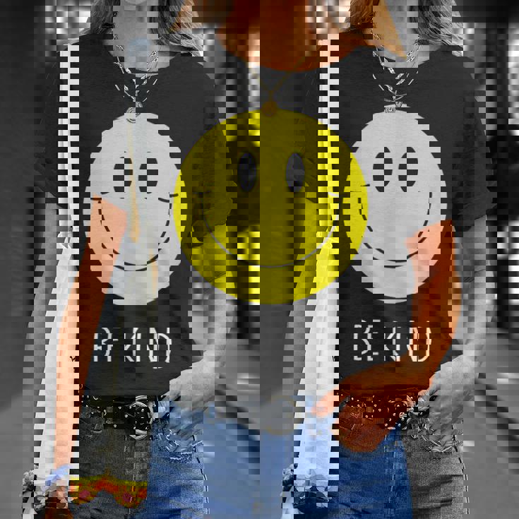 Be Kind かわいい イエロー スマイル フェイス シャツ スマイル フェイス ハピネス Tシャツ 彼女への贈り物