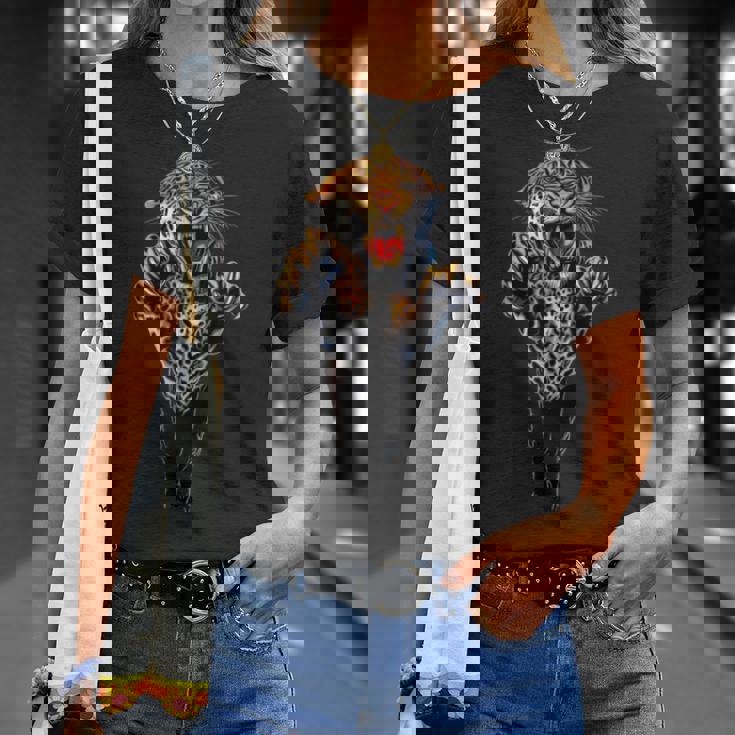 Leaping Tiger。強者だけが生き残る。 Tシャツ 彼女への贈り物