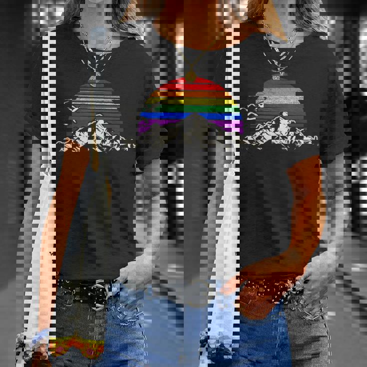 Lgbtq レインボー 山 サンセット ヴィンテージ Tシャツ 彼女への贈り物