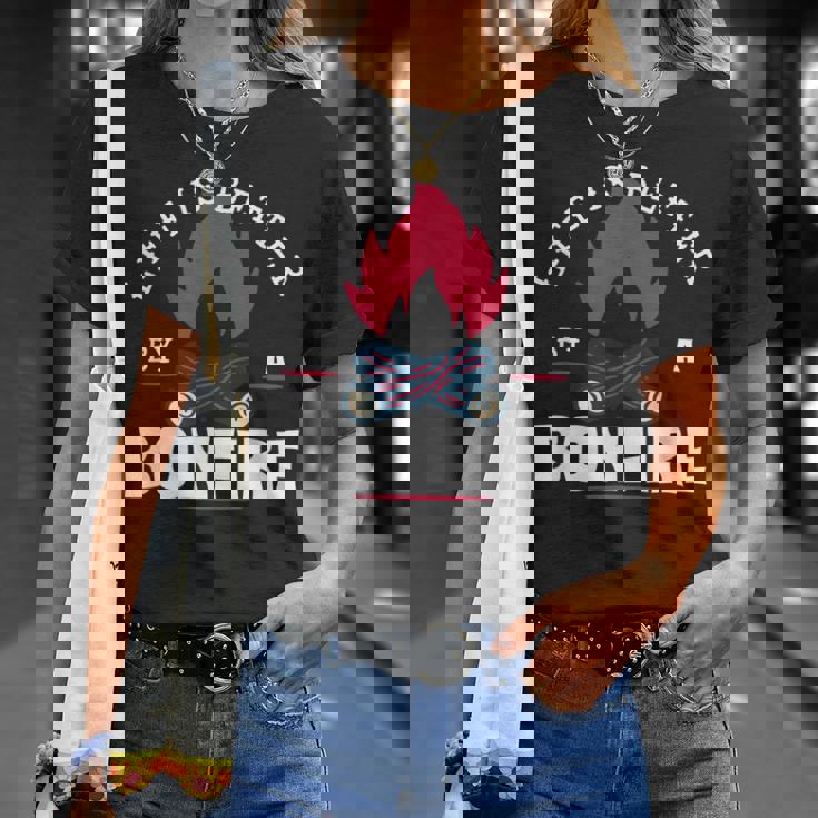 Life Is Better By The Bonfire キャンプファイヤー キャンプ アウトドア ハイカー Tシャツ 彼女への贈り物