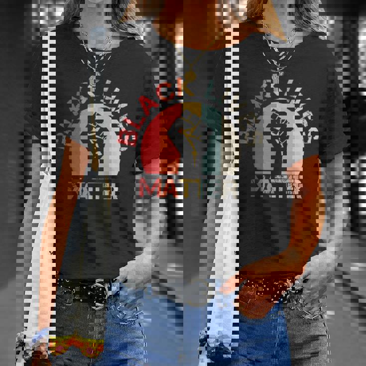 Lives Matter Raised Fist Retrointage No Racism Tシャツ 彼女への贈り物