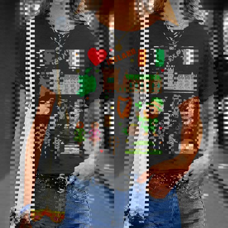 I Love Ireland。手描きアイルランドのランドマーク、旗、地図 Tシャツ 彼女への贈り物