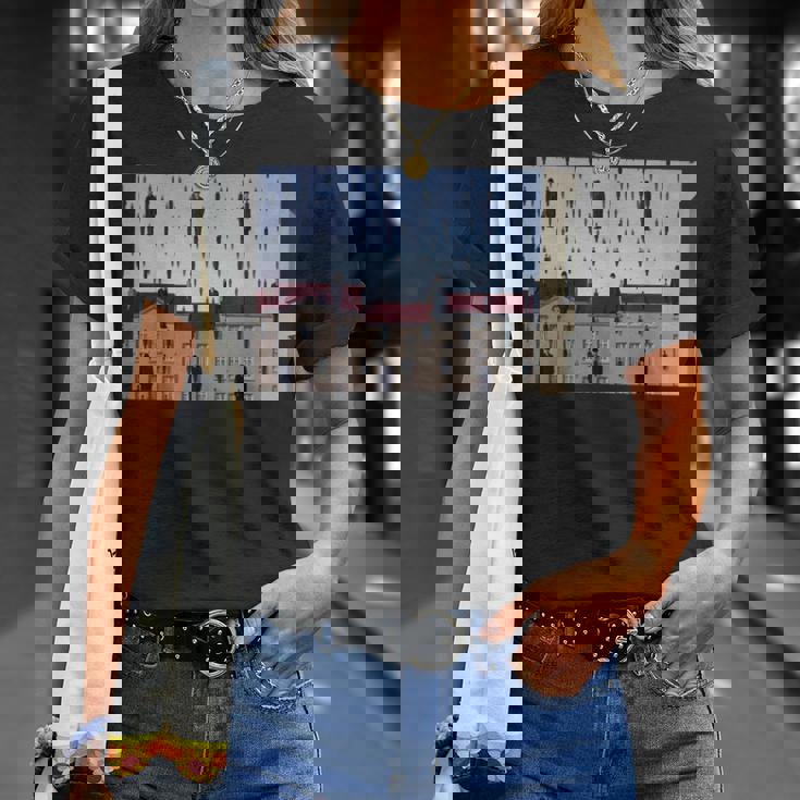 Magritteによるゴルコンダの有名な絵画。 Tシャツ 彼女への贈り物