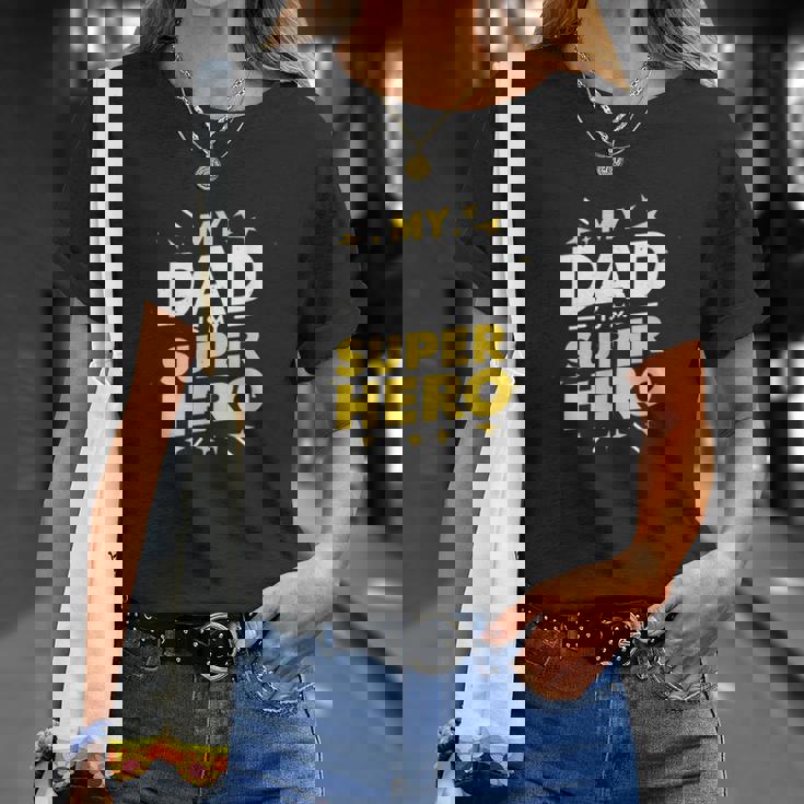 My Dad Is Myuper Hero Tシャツ 彼女への贈り物