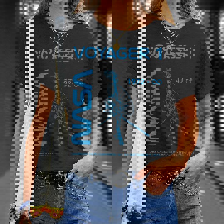 Nasaoyager 1 宇宙船は1977年9月5日に打ち上げられました Tシャツ 彼女への贈り物