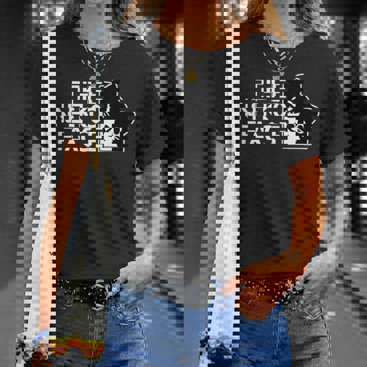 The Neko Face ザ・ネコ・フェイス《ホワイト文字》猫 ハチワレ パロディ ゆるくて かわいい 面白 イラスト Tシャツ 彼女への贈り物