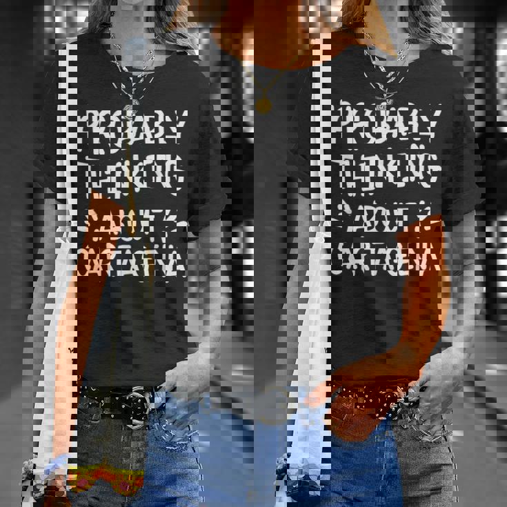 Probablemente Pensando En Cartagena Camiseta unisex Regalos para ella