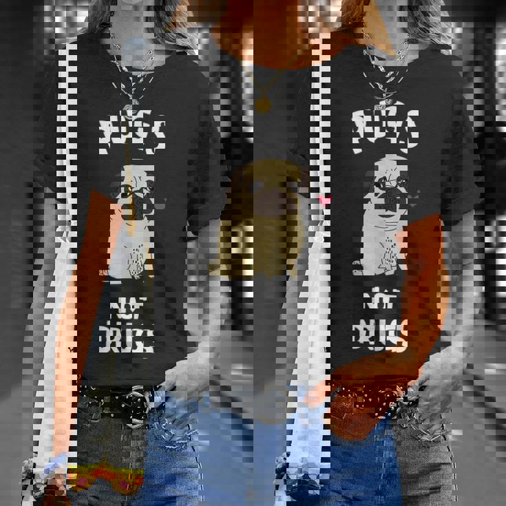 Pugs Not Drugs 犬好きのtシャツペットへの面白いプレゼント Tシャツ 彼女への贈り物