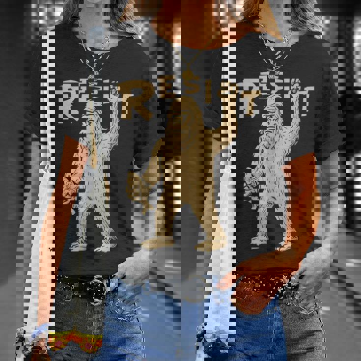 Resist サスカッチティー—面白いクリプティッド抗議 Tシャツ 彼女への贈り物