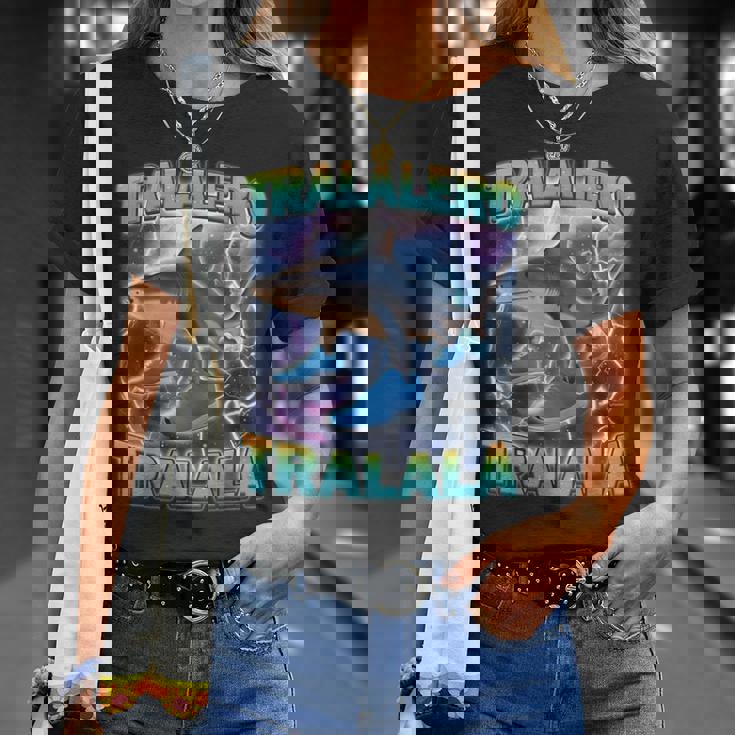 Tralalero Tralala 面白いサメ 靴付き ミーム Tシャツ 彼女への贈り物