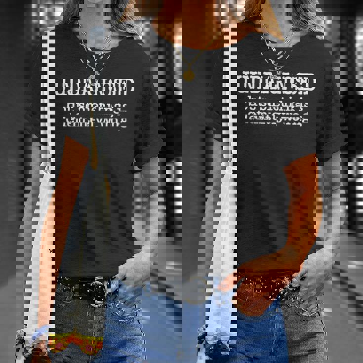 Undiagnosed Butomething Is Definely Wrong 面白い引用 Tシャツ 彼女への贈り物