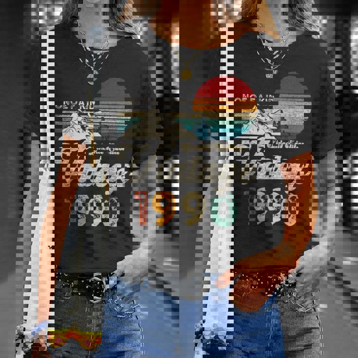 Vintage 1990 Montañas Águila Retro 35 Cumpleaños Camiseta unisex Regalos para ella