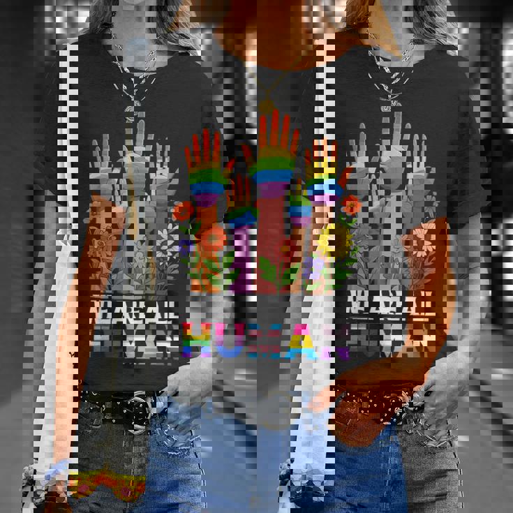 We Are All Human レインボー Lgbt Lgbtq トランスジェンダー ハンドフラワー Tシャツ 彼女への贈り物