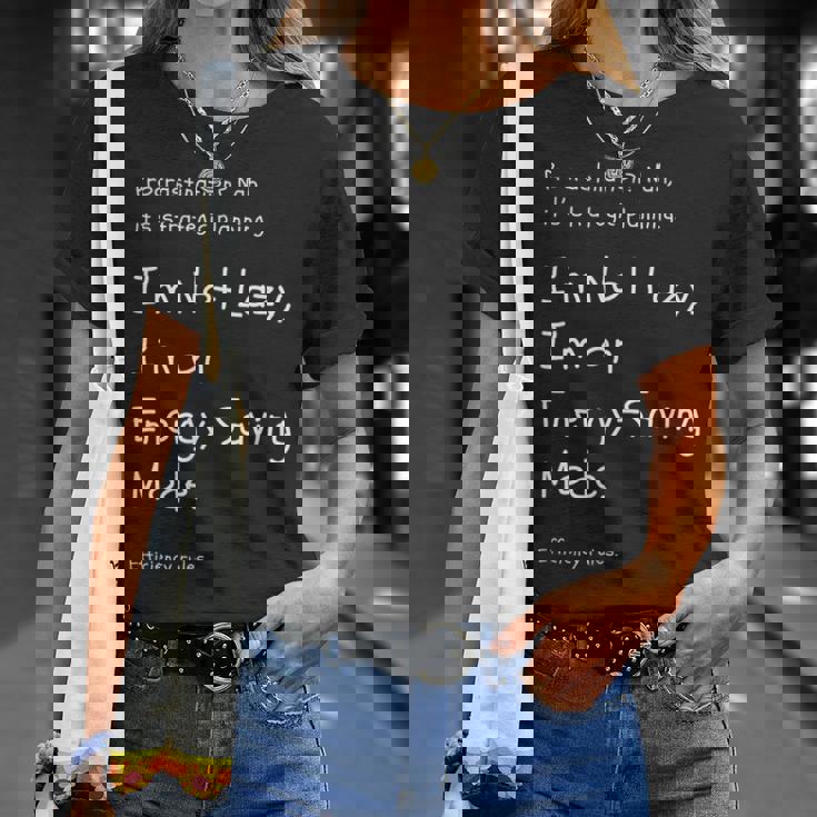 ”私は怠けているのではなく、省エネモードなんです。英訳）ユニークなメッセージ Tシャツ 彼女への贈り物