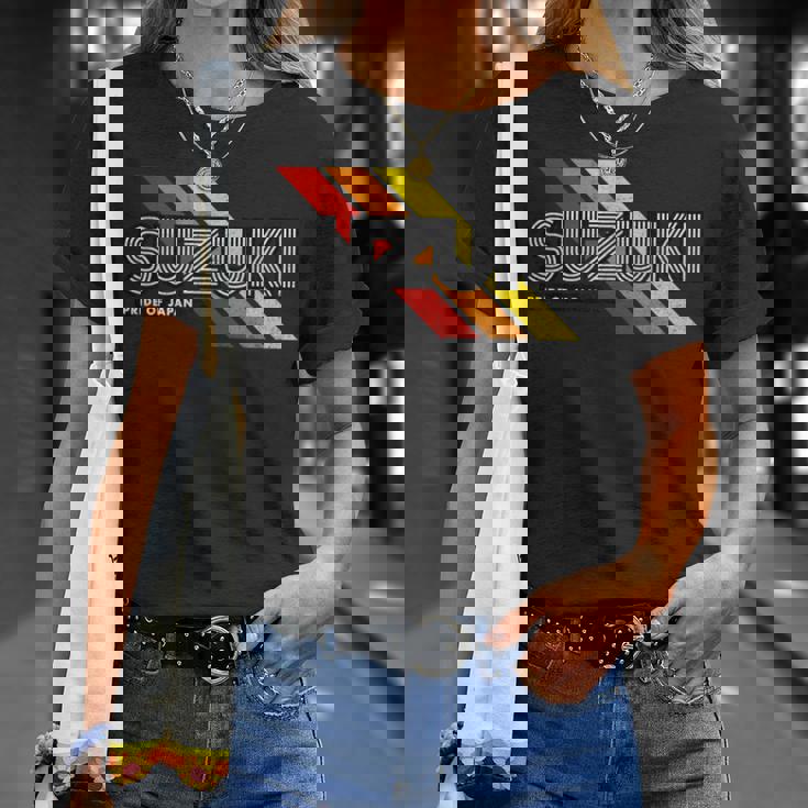 【スズキさんや鈴木さんの為のデザイン】 誇り 自慢 推し活 アイドル スター 応援 おもしろ 面白 ネタ Tシャツ 彼女への贈り物