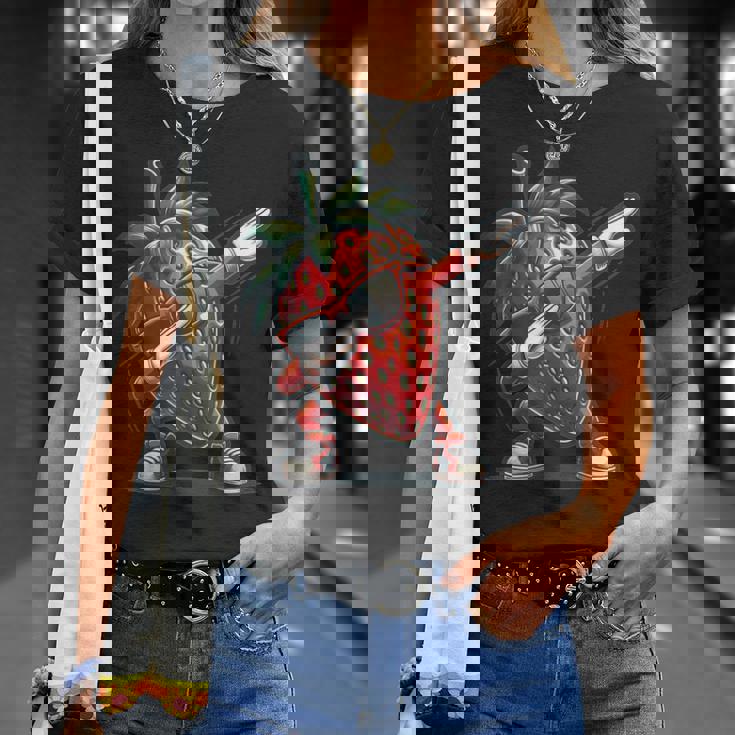 いちごを軽くたたくダンスいちごの果実を軽くたたく Tシャツ 彼女への贈り物