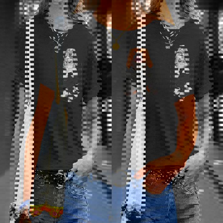 おかしなキャバリア王チャールズ・スパニエルがあなたのポケットに。 Tシャツ 彼女への贈り物