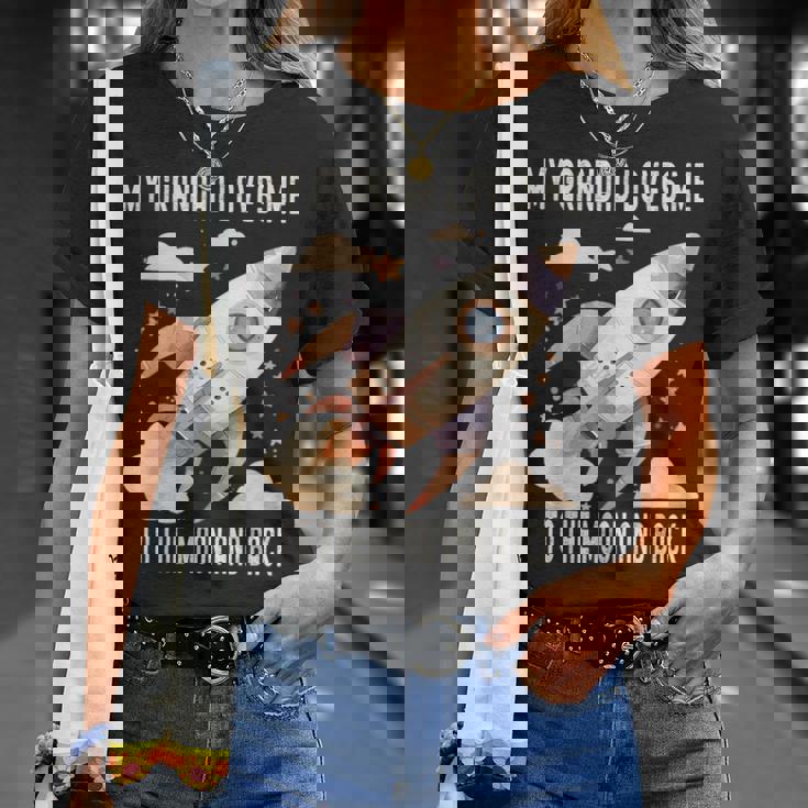 おじいちゃんは私を月まで愛して帰って Tシャツ 彼女への贈り物