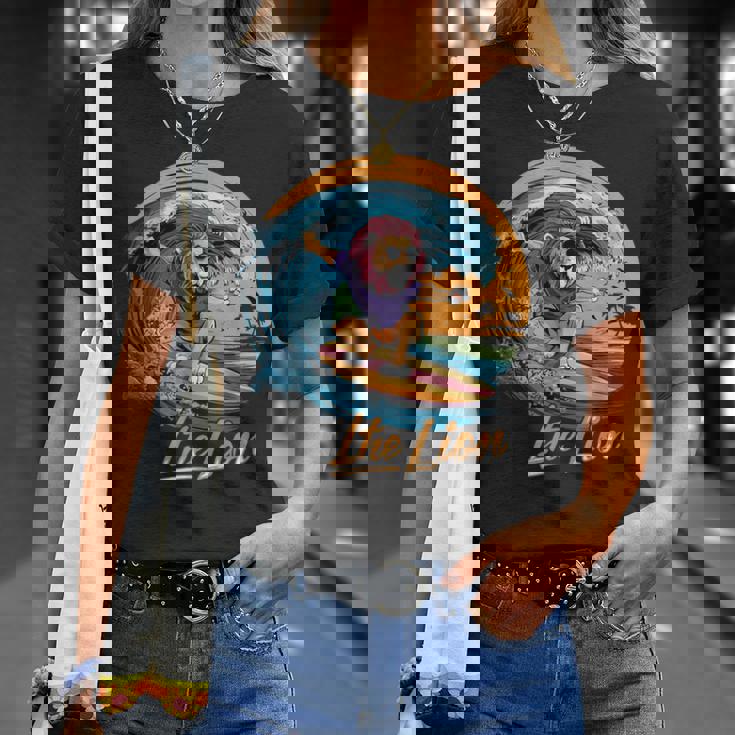 おもしろい ライオン サーフィン ライオン スポーツ サーファー 動物 恋人 夏 Tシャツ 彼女への贈り物