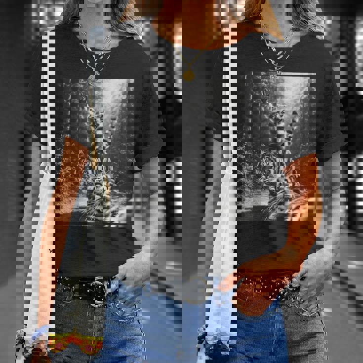 おもしろいアライグマ乗馬トラ驚いた怖い猫の自撮り。 Tシャツ 彼女への贈り物