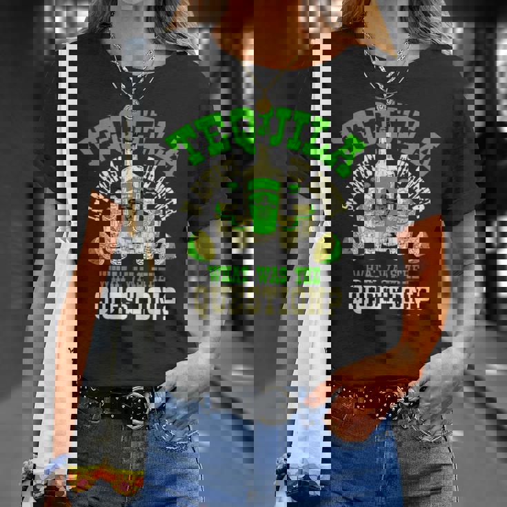 おもしろテキーラ飲んでるテキーラはいつも答えの贈り物 Tシャツ 彼女への贈り物