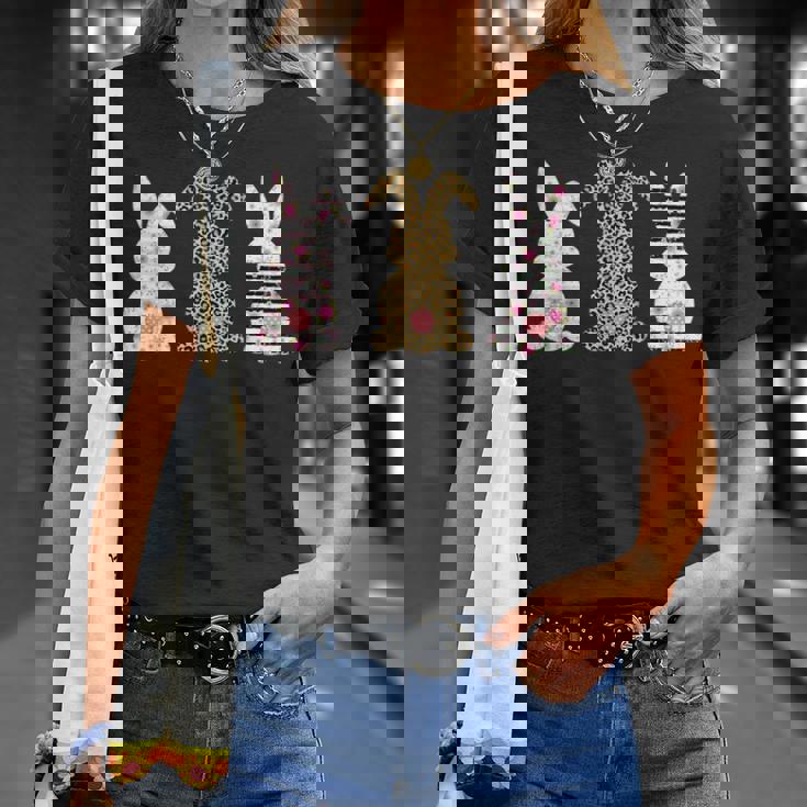 かわいい ヒョウ イースター バニー ウサギ トリオ フローラル ハッピーイースター Tシャツ 彼女への贈り物