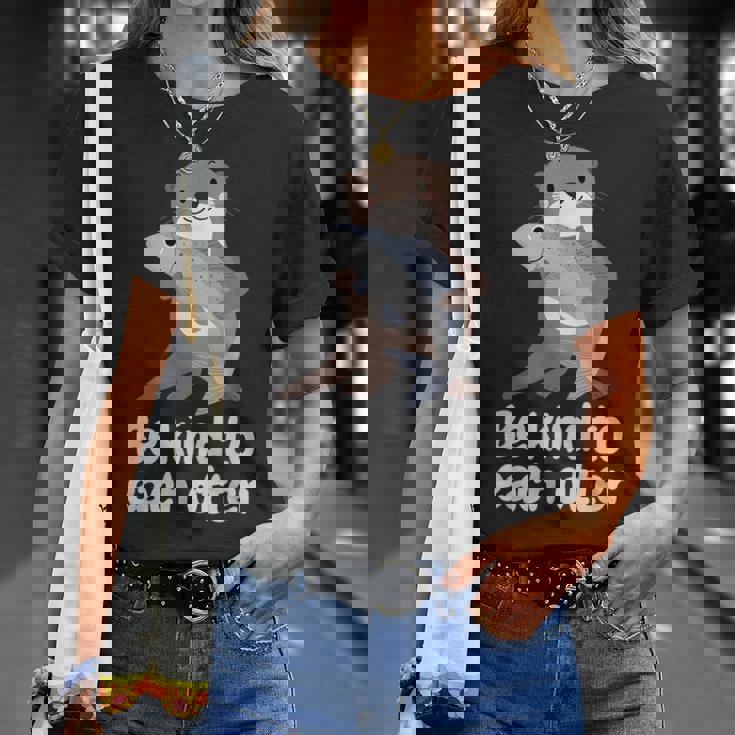 かわいいカワウソと魚と面白い言い方おかしいカワウソ Tシャツ 彼女への贈り物