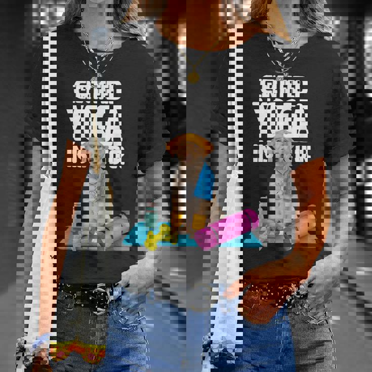 かわいい黄色いラブラドールヨガの先生が犬の子犬のためにヨガを作ります。 Tシャツ 彼女への贈り物