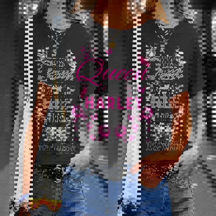 これはハーレーダビッドソンの女王の名前入り誕生日です。 Tシャツ 彼女への贈り物