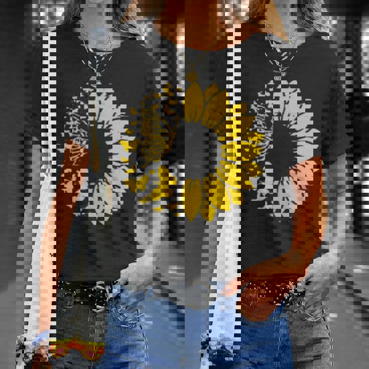 ひまわりと蝶のシルエット、自然の調和。 Tシャツ 彼女への贈り物