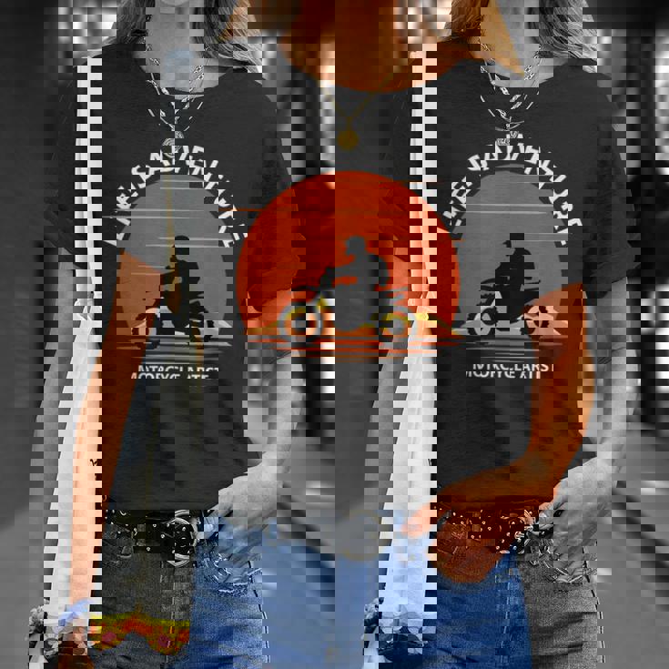 アドベンチャー バイク おもしろ オフロードバイク 人生は冒険だ ツーリング イラスト Tシャツ 彼女への贈り物