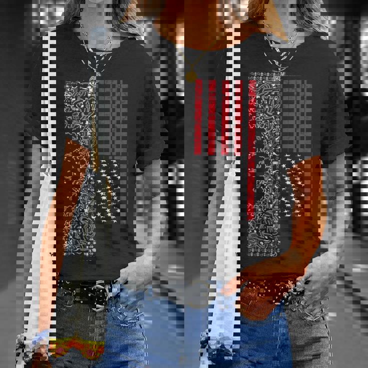 アメリカ、愛国的なアメリカ国旗、ペイズリー、バンダナプリント。 Tシャツ 彼女への贈り物