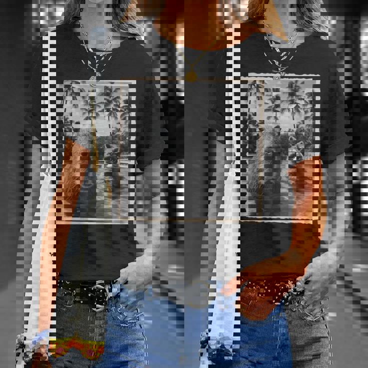 アライグマとカピバラ自撮り Tシャツ 彼女への贈り物