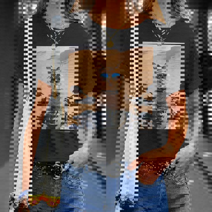 アラビア砂漠でサングラスをかけた猫、ドバイにマッチ。 Tシャツ 彼女への贈り物