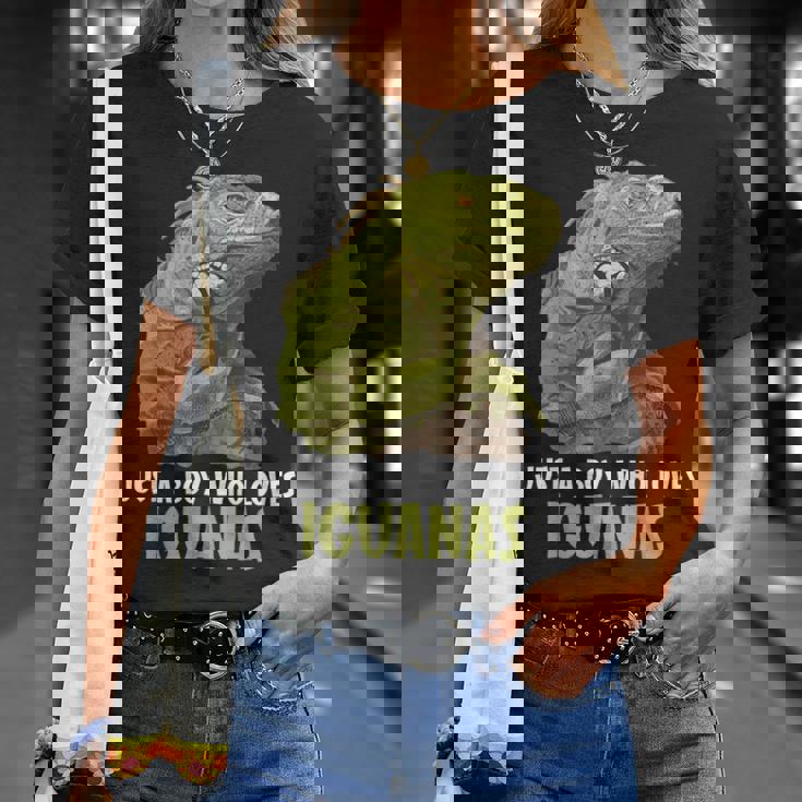 イグアナ・イグアナが大好きな男の子だけ。 Tシャツ 彼女への贈り物