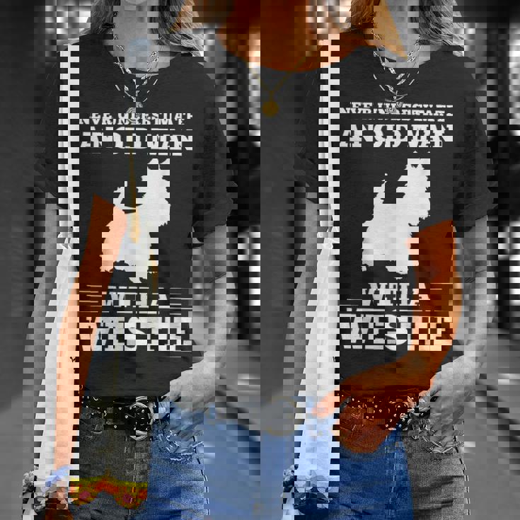 ウェスティ・ドッグを飼っている老人を決して過小評価しないでください Tシャツ 彼女への贈り物
