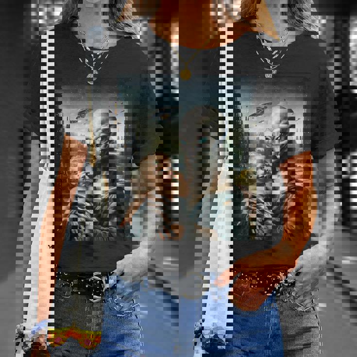 エイリアンホールディングヒューマンベイビーufo地球外接触tシャツ Tシャツ 彼女への贈り物