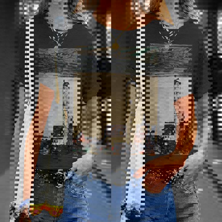 エゴン・シーレ作「ドナウ川のシュタインの教会」1913 Tシャツ 彼女への贈り物