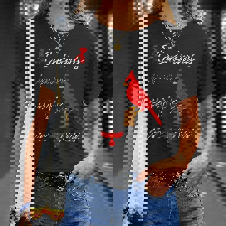 エンジェルが近くにいるとカーディナルが現れる Tシャツ 彼女への贈り物