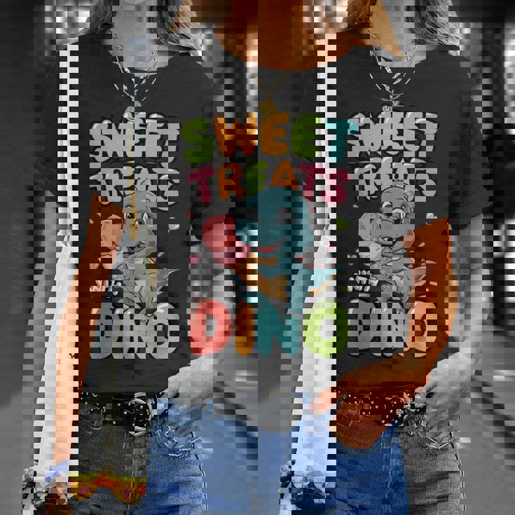 カラフル スイート おやつ 恐竜 かわいい 恐竜 デザート アイスクリーム Tシャツ 彼女への贈り物