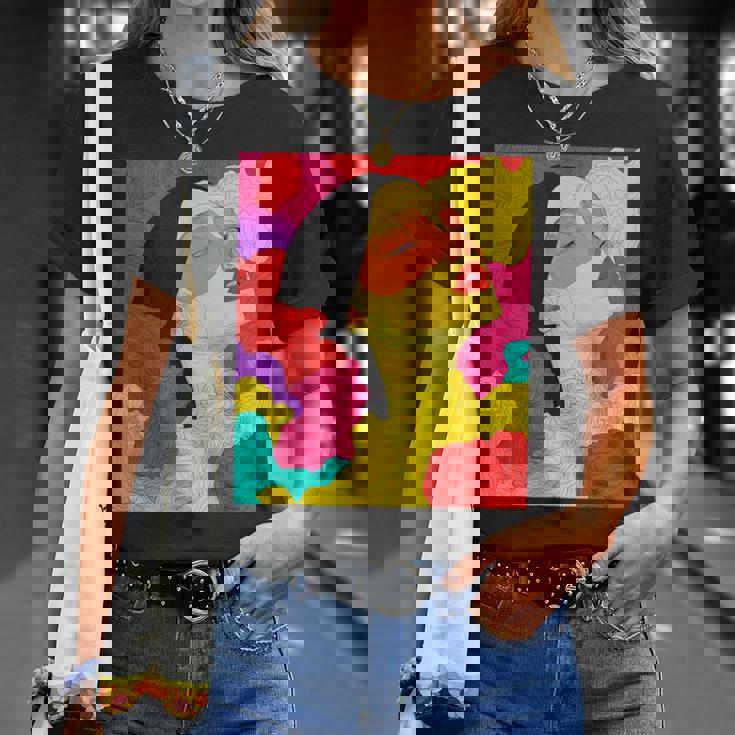 カラフルなドリームスケープ – シュールな顔と抽象的な波 Tシャツ 彼女への贈り物